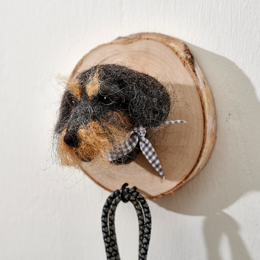 Leinhalter mit Filzdackel von Alma & Gustl