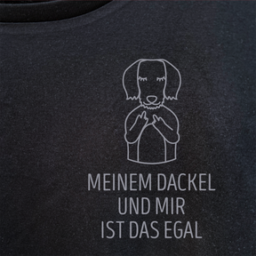 Frauen T-Shirt mit Roll Up Ärmel: „Meinem Dackel und mir ist das egal“