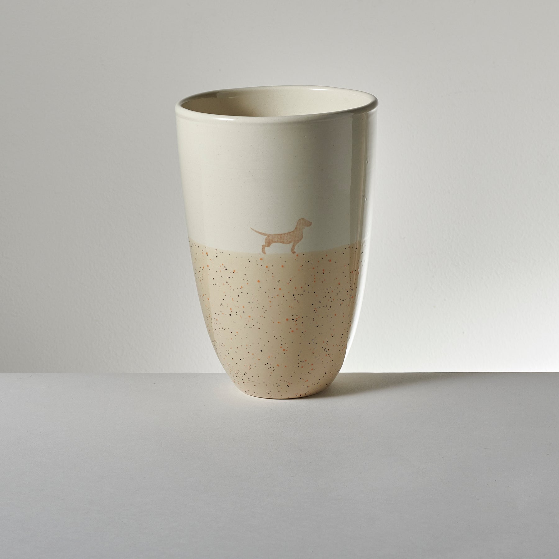 Dackel Vase aus Keramik von Alma & Gustl sandfarben
