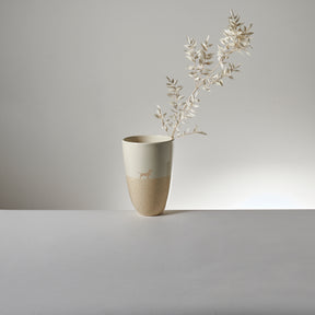 Dackel Vase aus Keramik von Alma & Gustl sandfarben