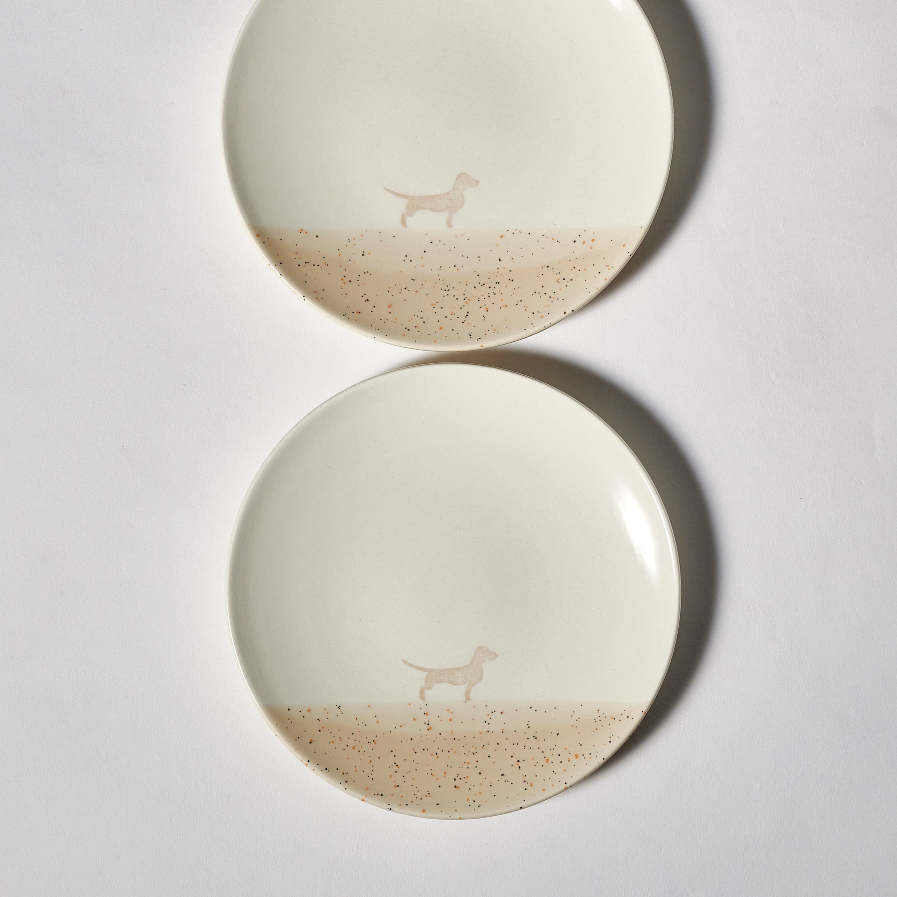 Keramik Teller sandfarben mit Dackel Aufdruck von Alma und Gustl
